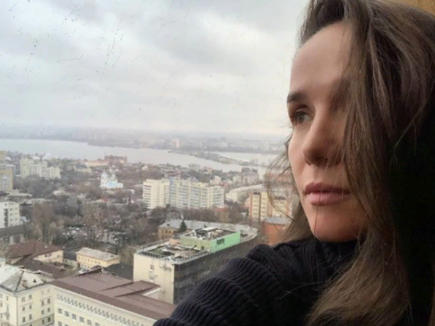 Наталия Орейро мечтательно сфотографировалась на фоне Воронежа 