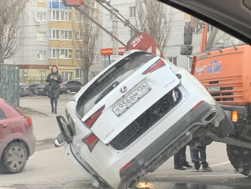 Автокран разворотил крюком Lexus в Воронеже
