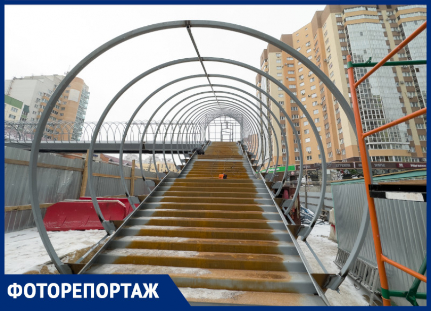 Как выглядит строительство нового надземного перехода в Воронеже