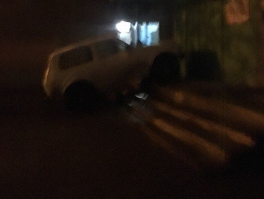 Мастера парковки на «Ниве» сфотографировали на ступеньках в Воронеже