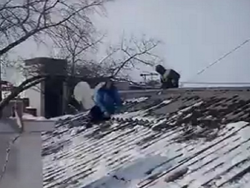 Старушка вылезла на крышу в Воронеже, чтобы прогнать коммунальщиков 
