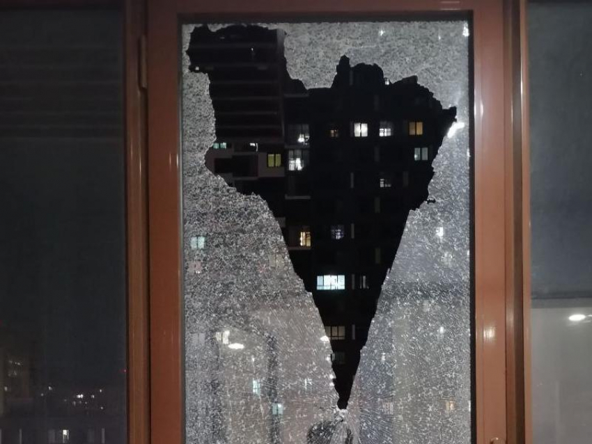 Неизвестные обстреляли окна в воронежском ЖК