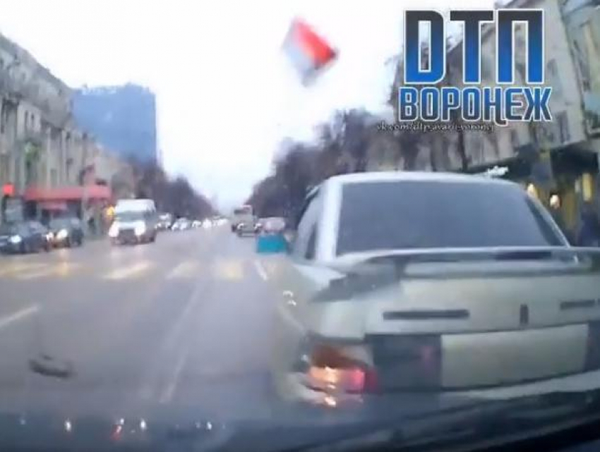 На видео попал момент ДТП в Воронеже с отказавшими тормозами