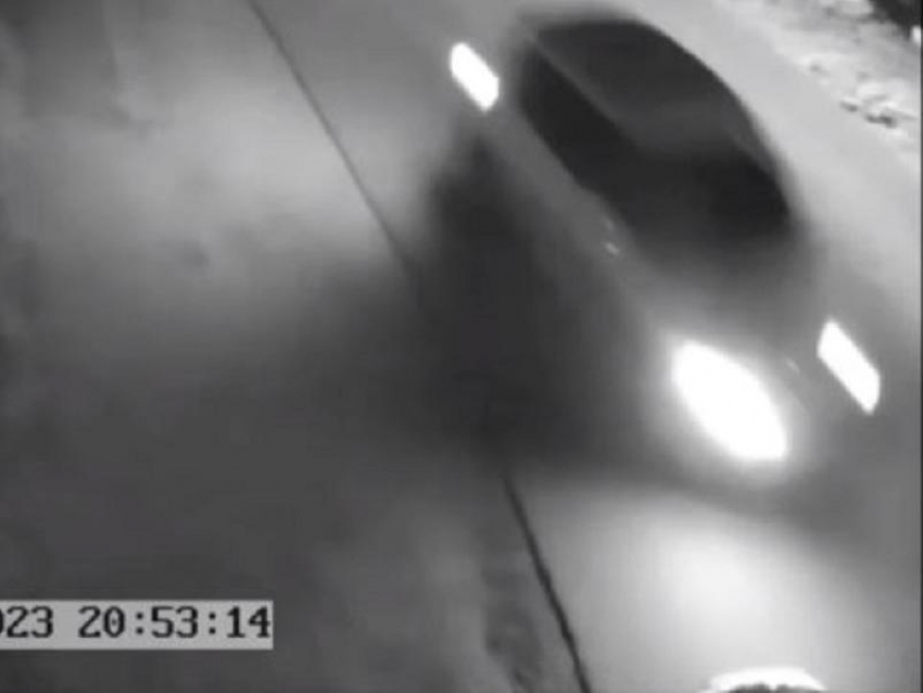 Последние секунды жизни лежащей на дороге женщины попали на видео под Воронежем