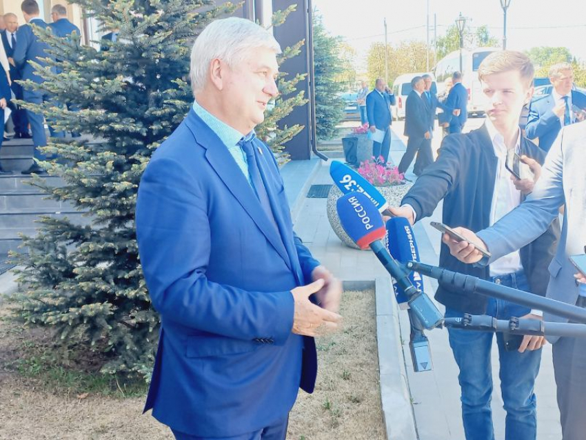 Возложение цветов, прием граждан и совещание: как воронежский губернатор посетил Репьевку
