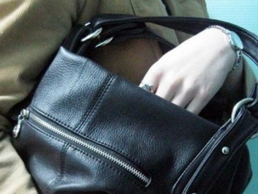 Молодая иностранка обнесла 15 квартир, но попалась в Воронеже