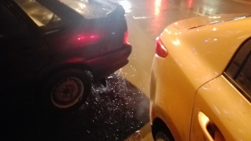Автомобилистка по-пацански решила вопрос с ДТП на парковке в Воронеже