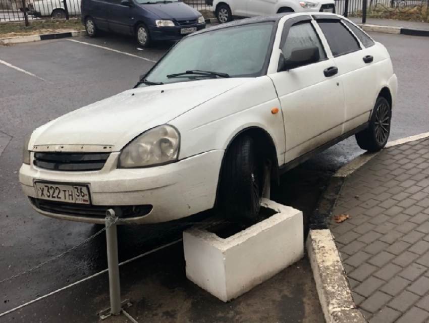 Парковку Lada за гранью реальности показали на фото в Воронеже 