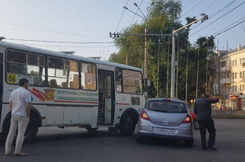 Пассажир маршрутки получил травму лица после столкновения ПАЗа с «Опелем» в Воронеже