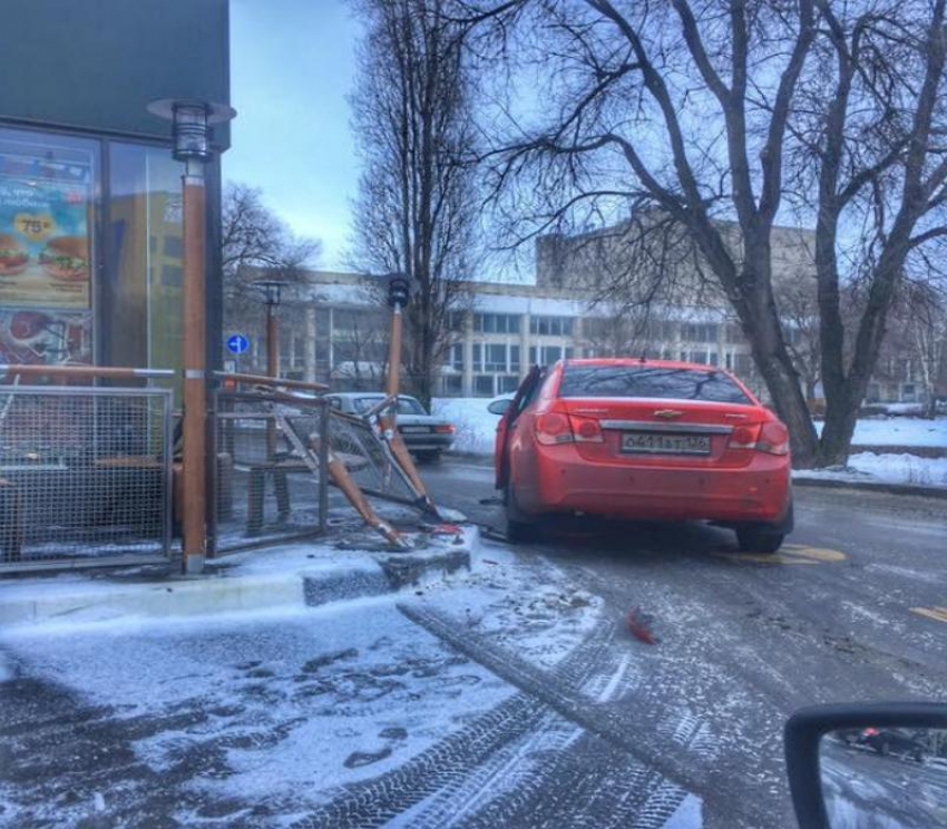 Спешащая за бургерами иномарка врезалась в McDonalds в Воронеже 