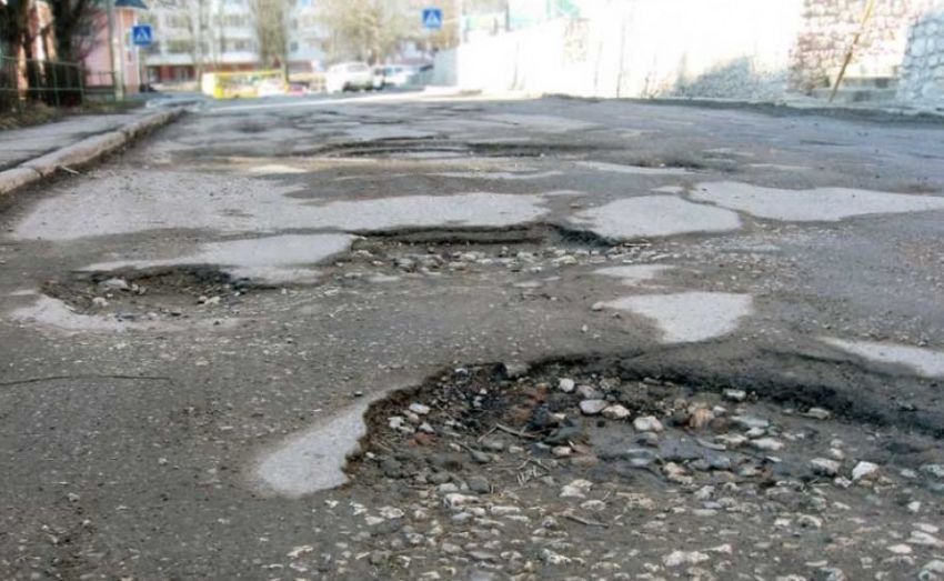 Александру Гусеву нужно иной раз наказать кого-нибудь из недобросовестных подчиненных, чтобы ситуация с дорогами менялась