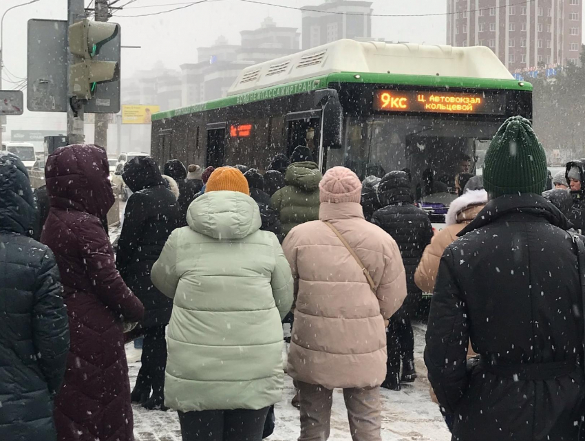 Весна в Воронеже началась со снегопада и колоссальных пробок