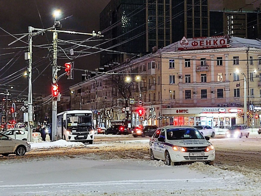 Маршрутка с пассажирами внутри влетела в злополучный светофор в центре Воронежа