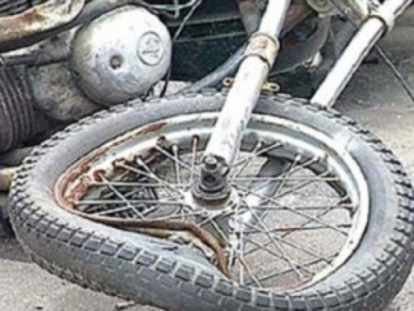 В Воронеже восьмерка врезалась в мотоцикл: есть пострадавший