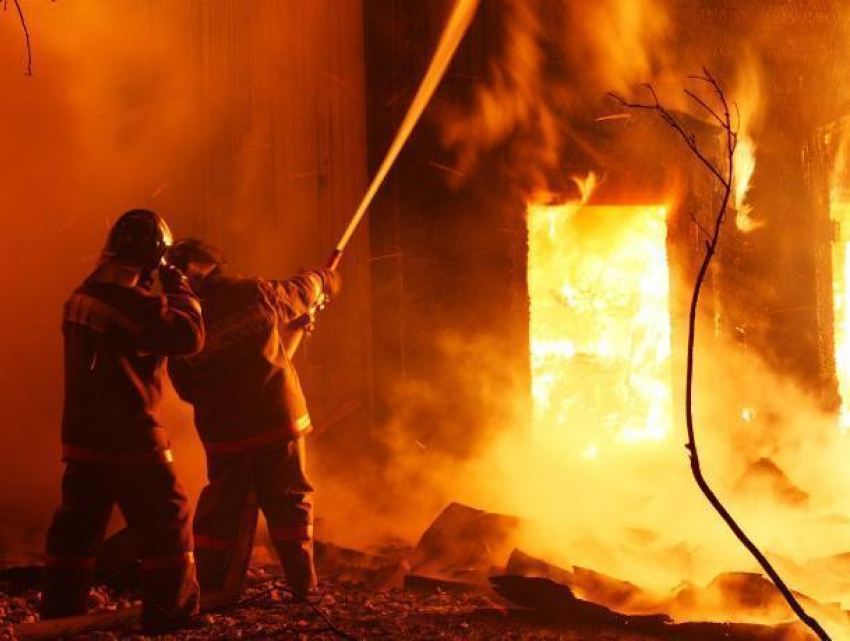 В центре Воронежа 25 человек почти час тушили пожар в староновогоднюю ночь