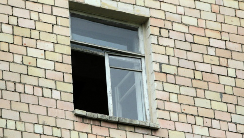 В Воронеже 2-летняя девочка упала из окна 7-го этажа
