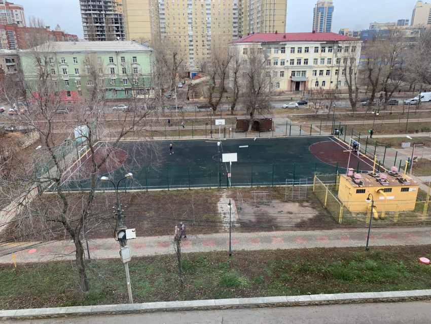 Каток начали устанавливать в сквере в центре Воронежа 