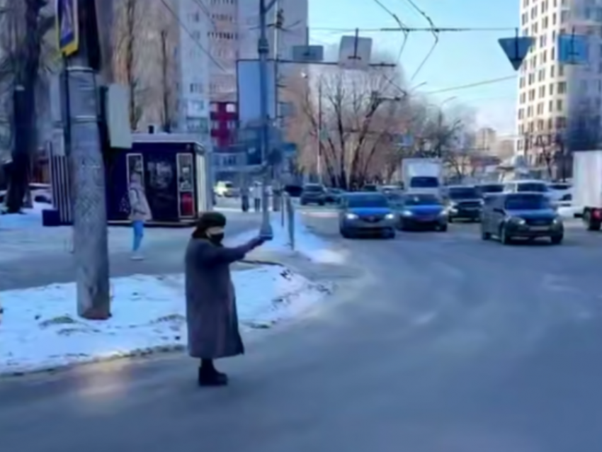 Бабушка-регулировщица Воронежа вновь вышла на боевой пост