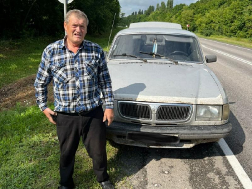 ДПСники заменили мужчине проколотое колесо на дороге в Воронежской области