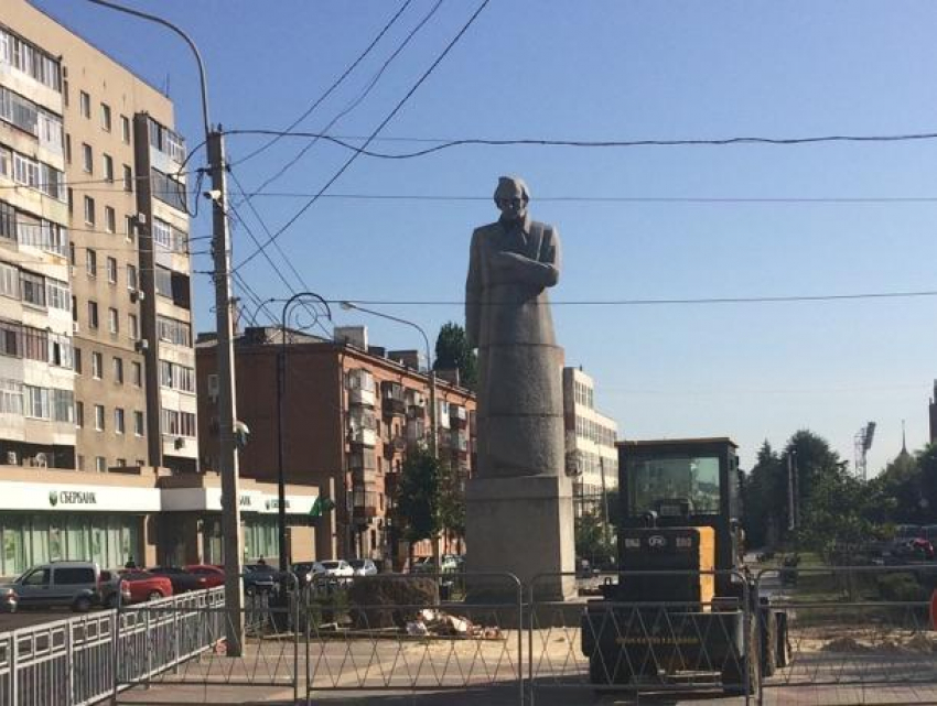 Памятник Кольцову в Воронеже пообещали освободить от проводов