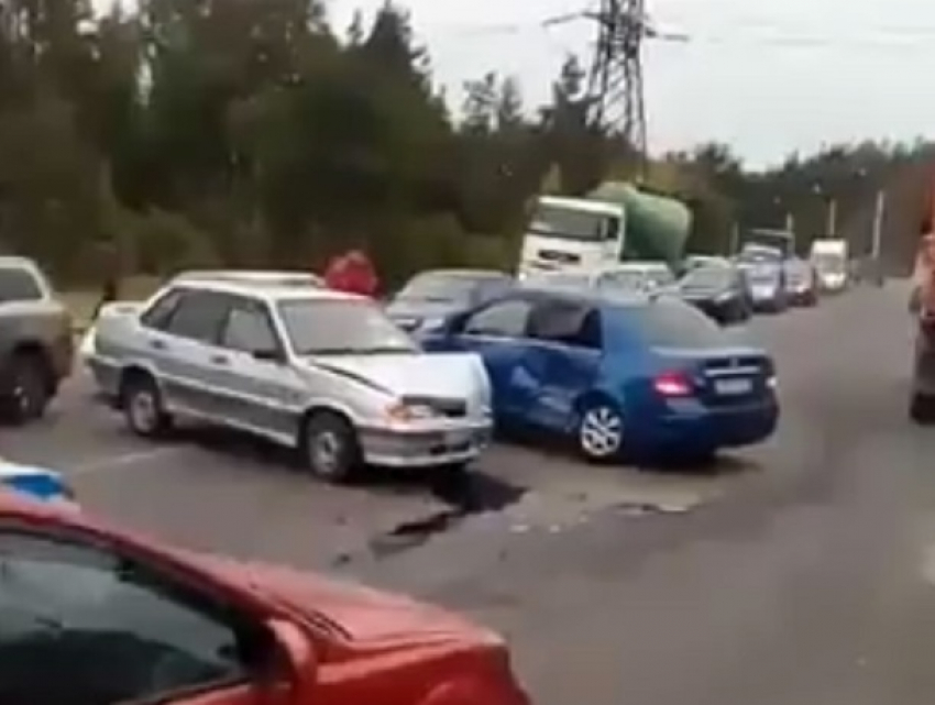 На видео попали последствия ДТП, спровоцировавшего пробку в Воронеже