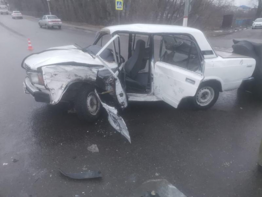 Водитель «семерки» устроил ДТП и попал в больницу в Воронежской области 