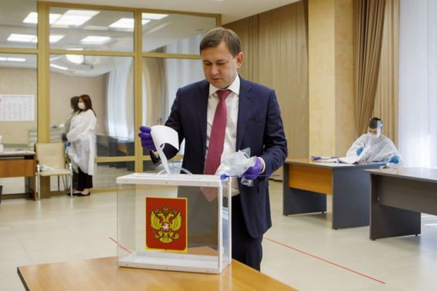 Владимир Нетесов забыл о безопасности во время голосования по поправкам в Конституцию 