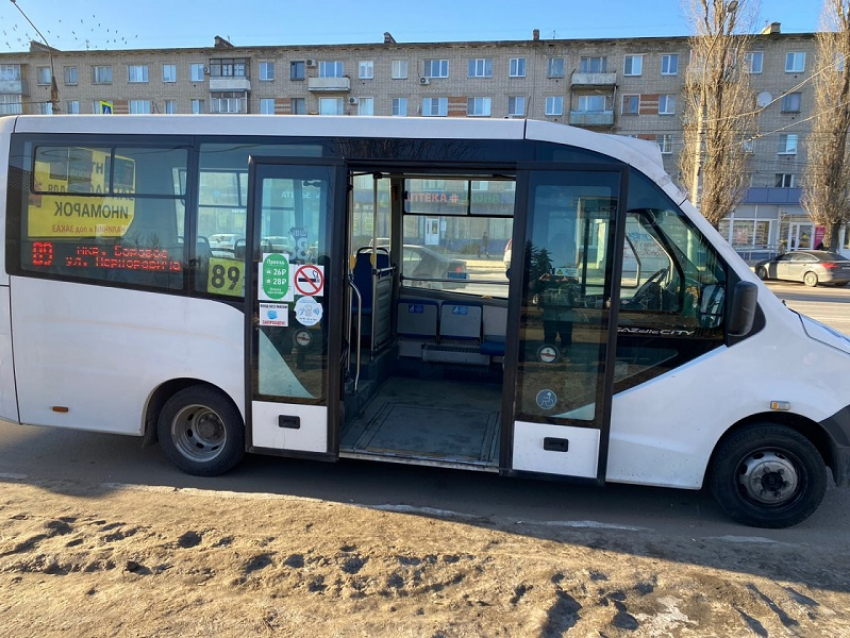 Падением женщины из едущей маршрутки заинтересовались следователи в Воронеже