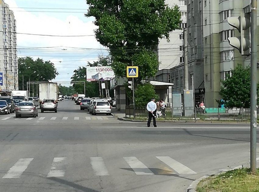 В Воронеже полицейский регулировал движение вместе с умным светофором  