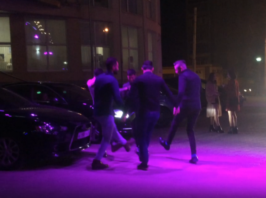 Зажигательный танец на фоне элитных авто у самого дорогого клуба в Воронеже попал на видео