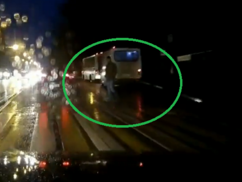 Нападение пешехода на машину сняли на дороге в Воронеже 