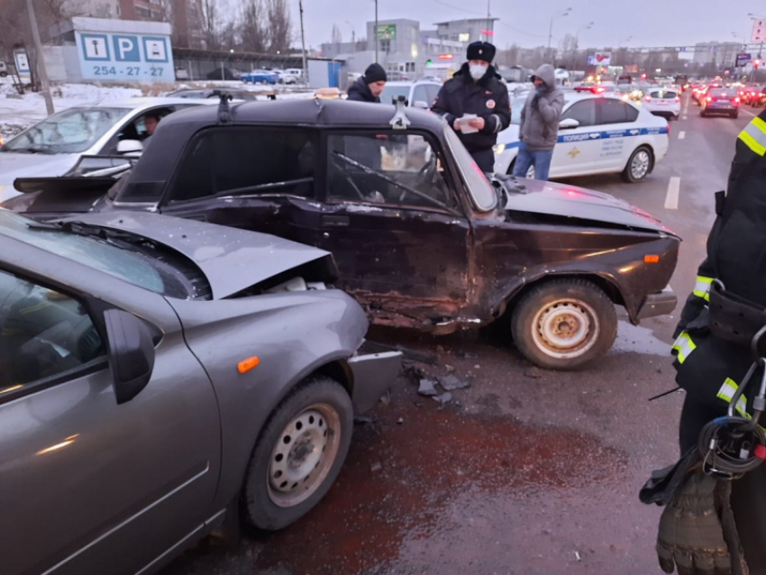 Автомобилистка и школьница пострадали в ДТП с «семеркой» в Воронеже 