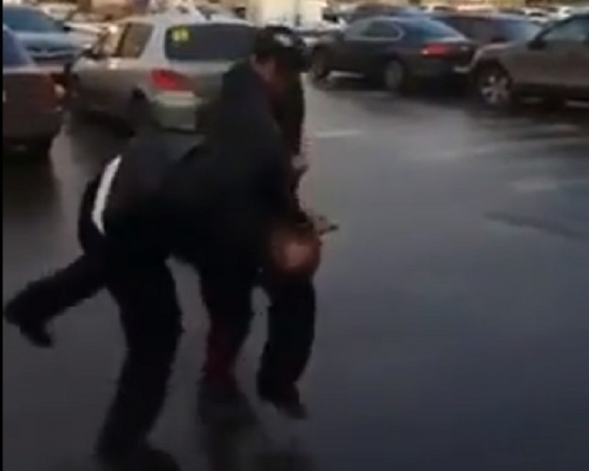 Забавную драку пешехода с водителем в Воронеже сняли на видео 