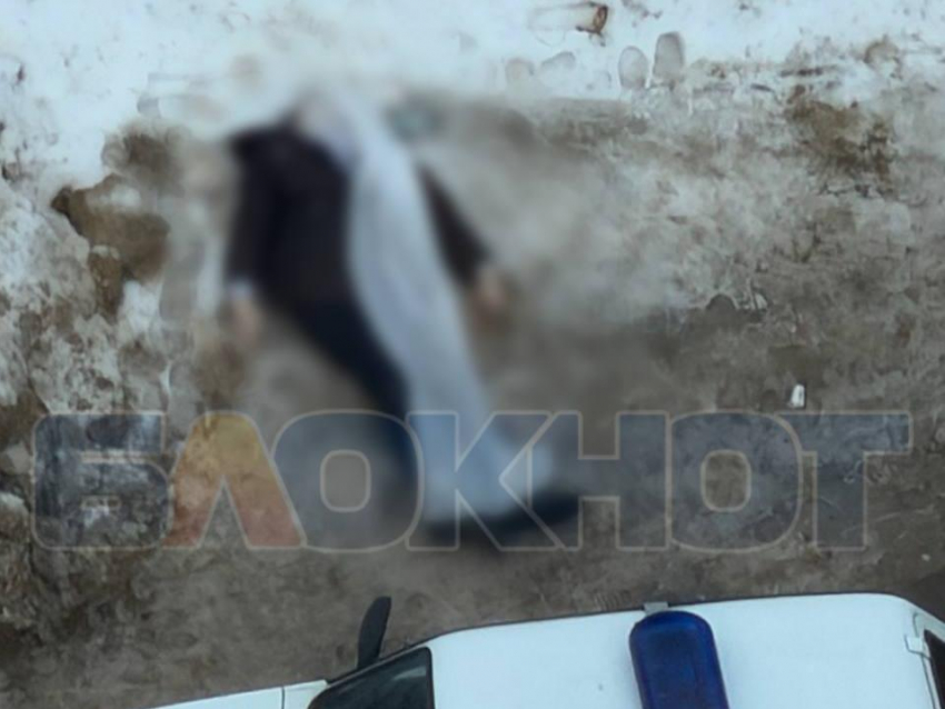 Труп на остановке сняли очевидцы в центре Воронежа