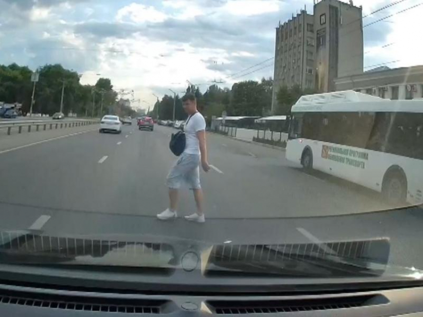 Идущего прямо под колеса машины воронежца сняли камеры видеорегистратора 