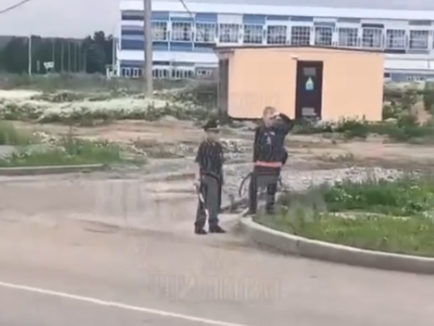 Откупаются конфетами: мини-ДПСники продолжают следить за порядком на окраине Воронежа 