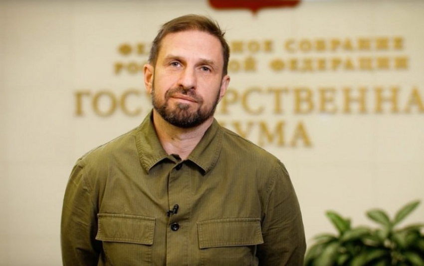Воронежский депутат поправил Библией Госдуму