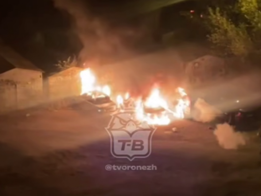 Три автомобиля уничтожены огнём в Коминтерновском районе Воронежа