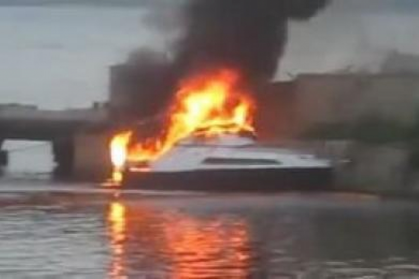 Поздно вечером под Воронежем огонь уничтожил катер