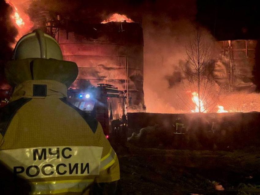 Белгородский губернатор поблагодарил воронежских пожарных за помощь с горящей нефтебазой 