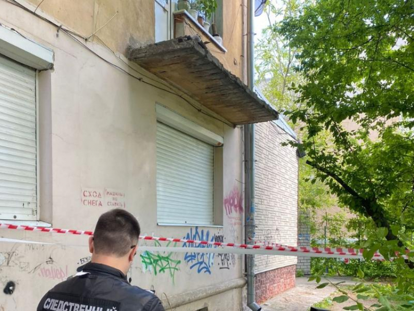 Дело о гибели упавшей с балкона в Воронеже пенсионерки год спустя зашло в коммунальный тупик