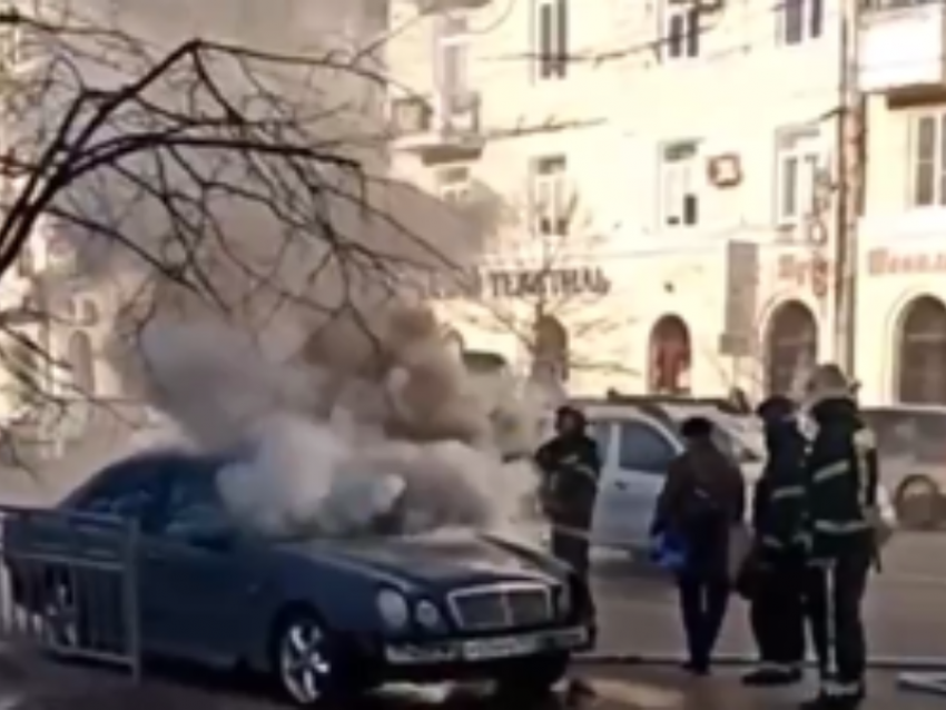 "Мерседес» загорелся в центре Воронежа - опубликовано видео