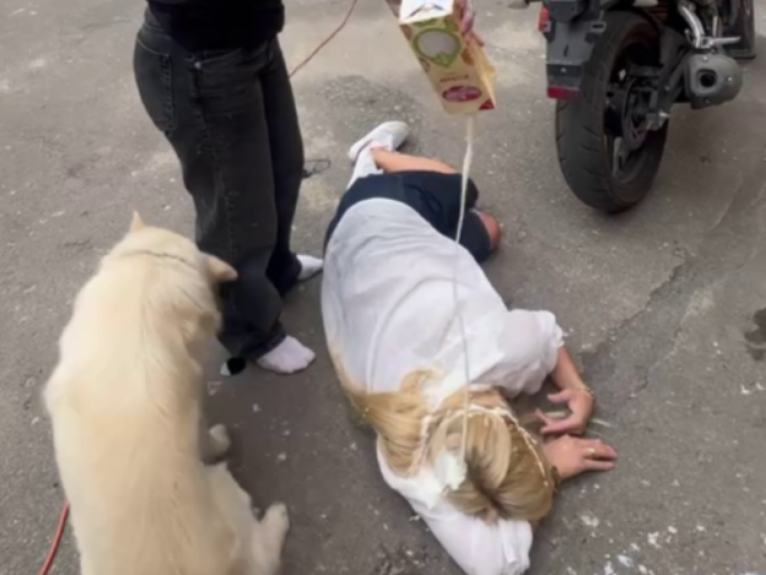 «Убивают!»: многодетную мать избили до сотрясения, пока соседка поливала ее кефиром - видео 