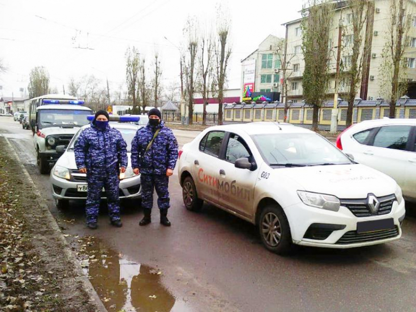 Таксиста разбил инсульт посреди дороги в Воронеже