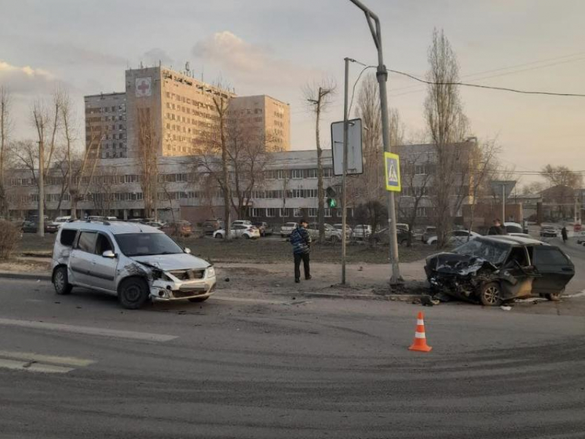 Два водителя и 11-летний школьник попали в больницу после ДТП в Воронеже