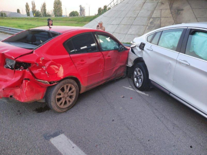 Горожанка на BMW-Х4 врезалась в три машины на подъезде к Воронежу 