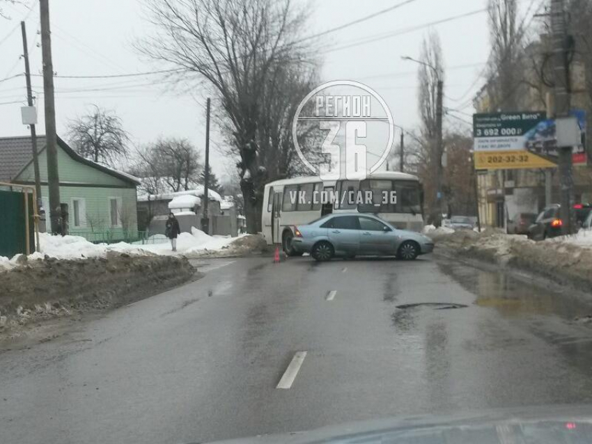 ДТП с маршруткой перекрыло улицу в Воронеже