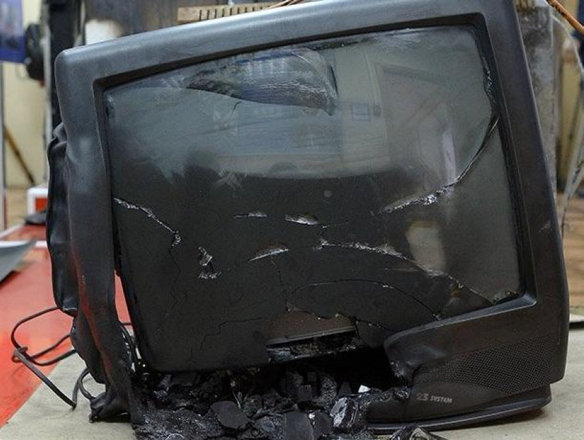 Закоротивший телевизор поставил на уши воронежских спасателей