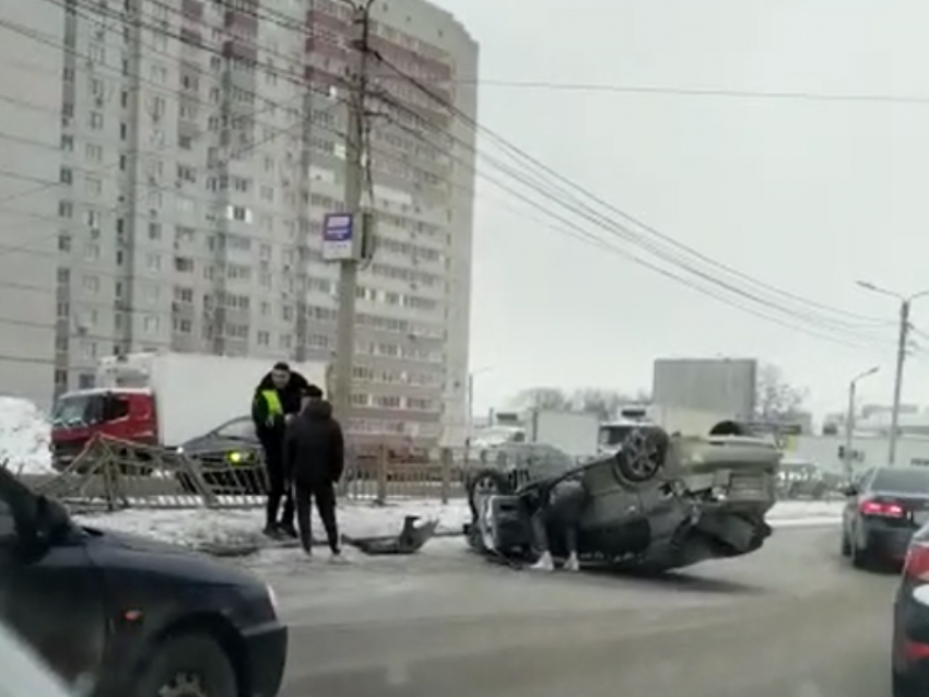 Перевернутая на крышу машина стала причиной пробки в Воронеже 