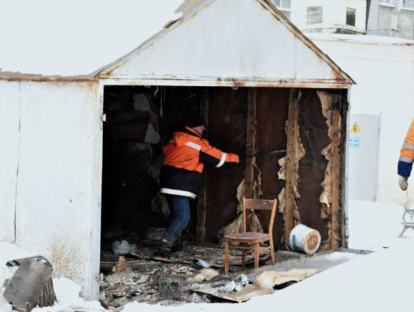 В Воронеже нашли оружие во время демонтажа брошенного гаража